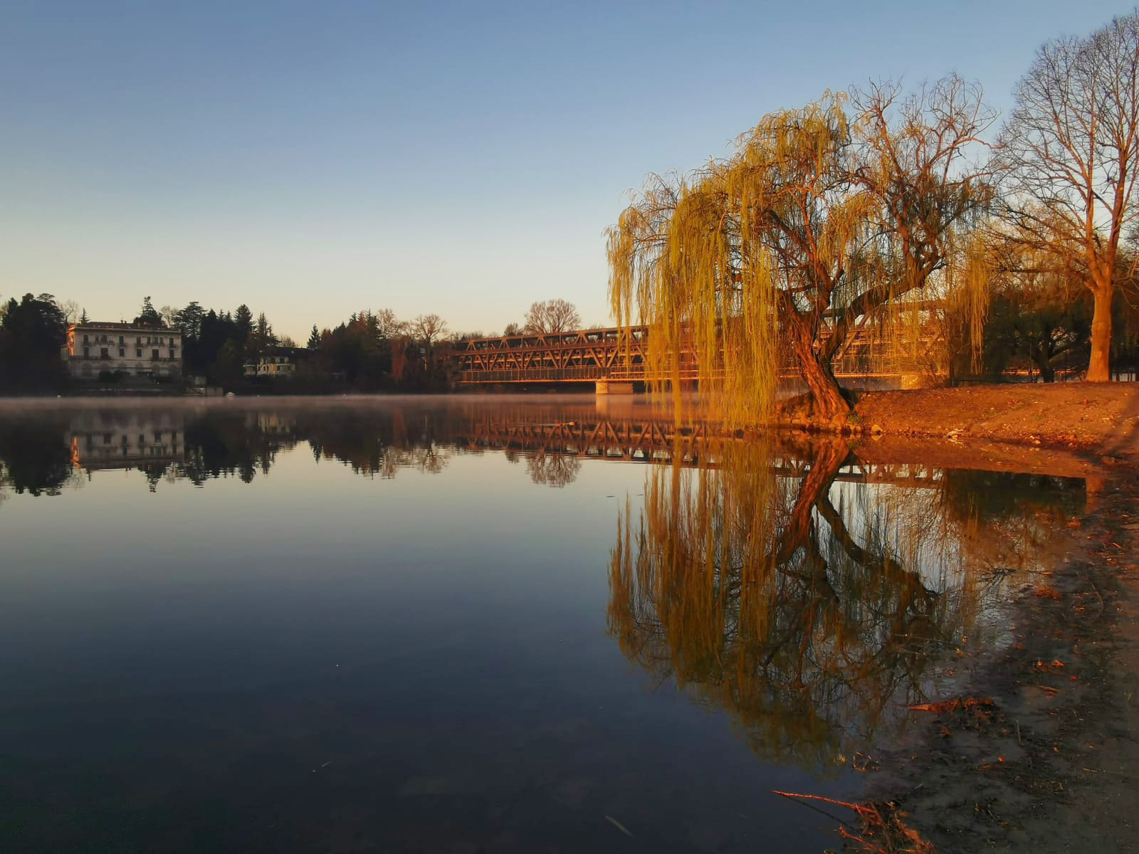 Paesaggio autunnale sul lungofiume di Sesto Calende